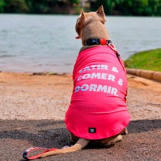 Roupa Dognerd Latir, Comer e Dormir com UV50 Rosa para Cães