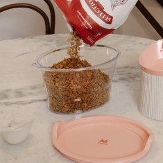 Porta Ração Fuzz Rosa para Gatos 1 kg